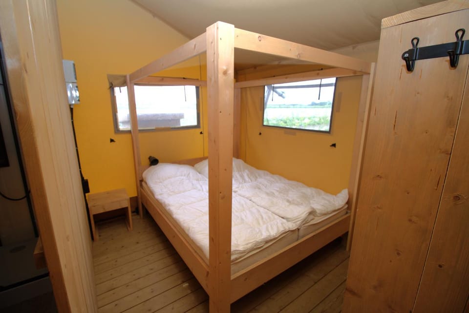 Glamping De Zuidvliet Nr 11 Luxury tent in Wolphaartsdijk