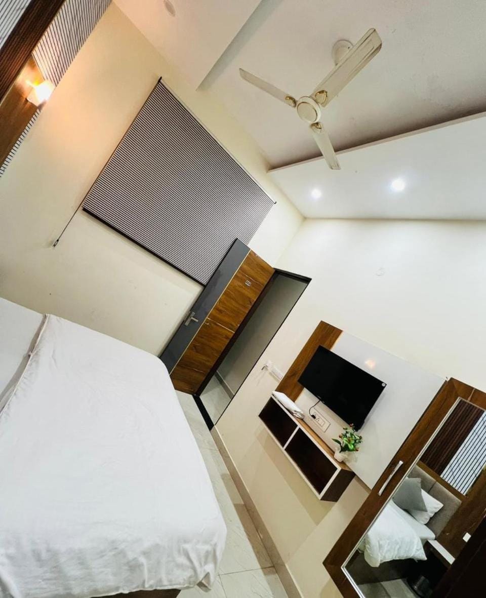 HOTEL E LISTA - Premium Rooms With Super Hygiene By SKY Hotels & Homestays Hotel in Punjab, India