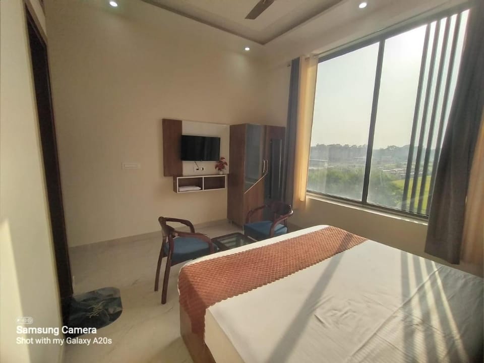 HOTEL E LISTA - Premium Rooms With Super Hygiene By SKY Hotels & Homestays Hotel in Punjab, India