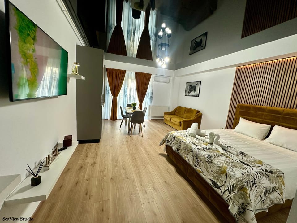 Bed, TV and multimedia, Living room, Photo of the whole room, Seating area, Bedroom, towels