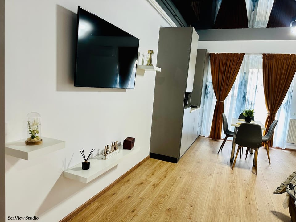 Communal lounge/ TV room, TV and multimedia, Living room, Seating area, Dining area