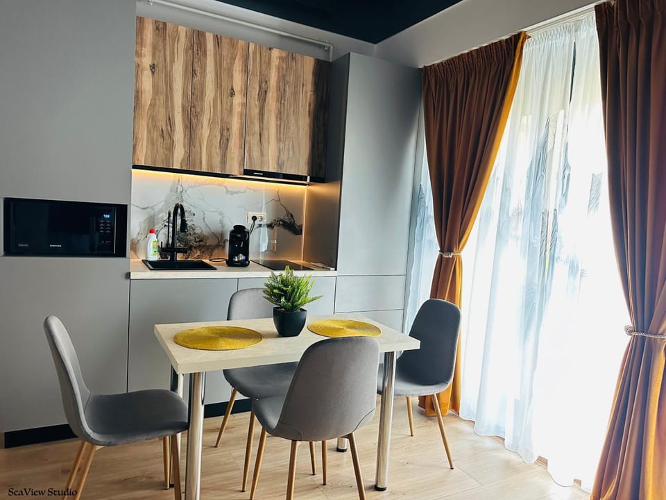 Kitchen or kitchenette, Living room, Seating area, Dining area