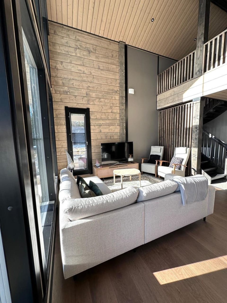 Villa Norvahovi - Lake view, sauna and wood interior Villa in Rovaniemi