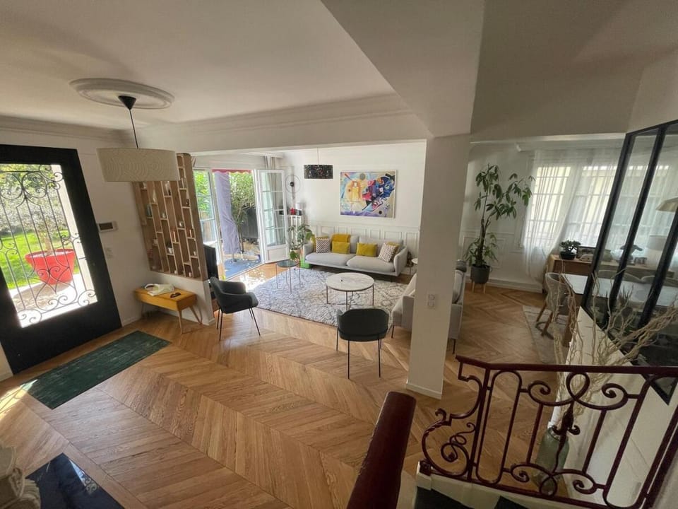 Large duplex, quiet garden, in private mansion Apartment in Courbevoie
