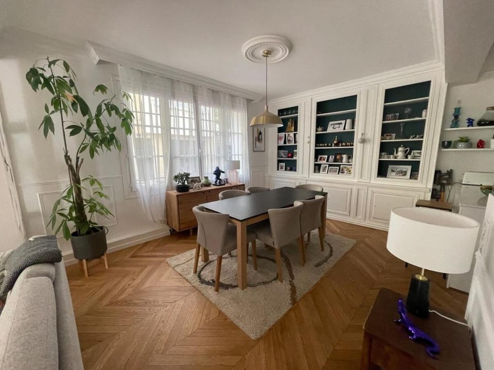 Large duplex, quiet garden, in private mansion Apartment in Courbevoie