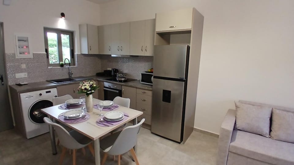 EVDOKIAS Apt,brand new 2025 modern Apt in the center of Alikanas Apartment in Alikanas