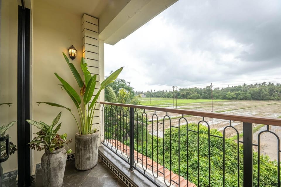 Property building, Natural landscape, Balcony/Terrace, Garden view