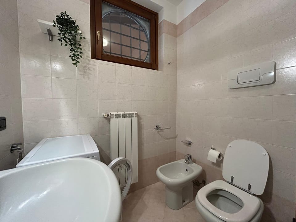 Toilet, Bathroom, bidet, towels