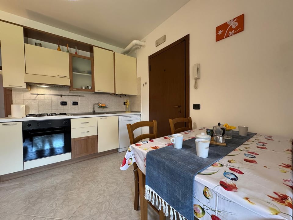 Kitchen or kitchenette, Dining area, oven, pet friendly, stove