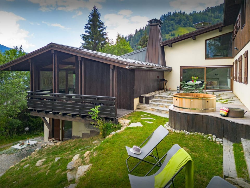 Property building, Day, Natural landscape, Summer, Garden, Garden view, Mountain view