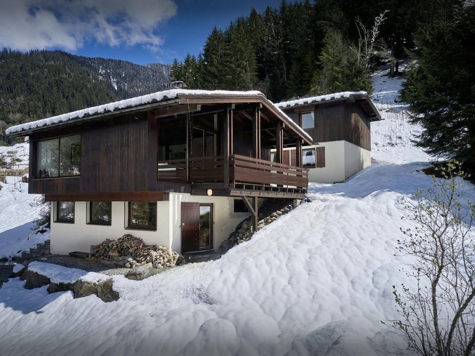 Property building, Day, Natural landscape, Winter, Mountain view