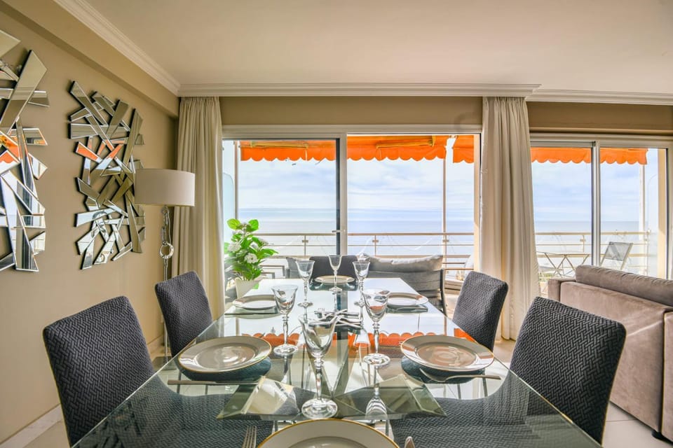 Appart belle vue mer et plage proche de Monaco Apartment in Cap-d'Ail