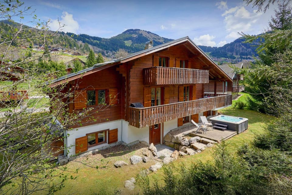Property building, Day, Natural landscape, Summer, Mountain view