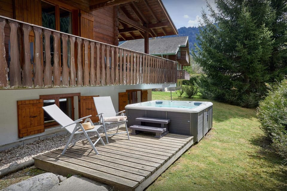 Day, Natural landscape, Garden, Hot Tub, Garden view, Area and facilities