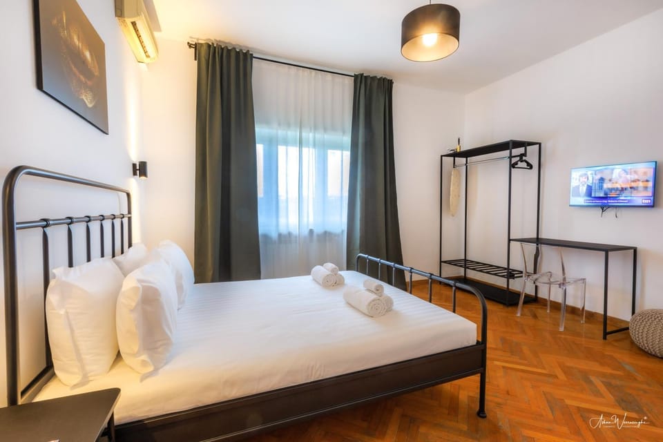Bed, Photo of the whole room, Bedroom, towels