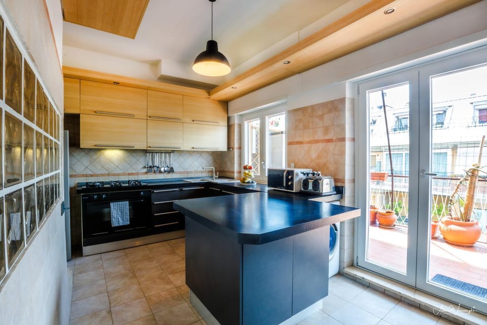 Kitchen or kitchenette, dishwasher, stove