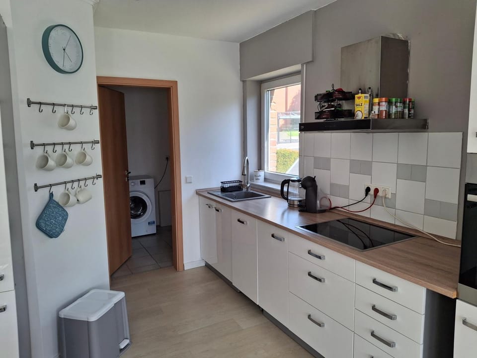 Coffee/tea facilities, Kitchen or kitchenette, dishwasher, stove, toaster