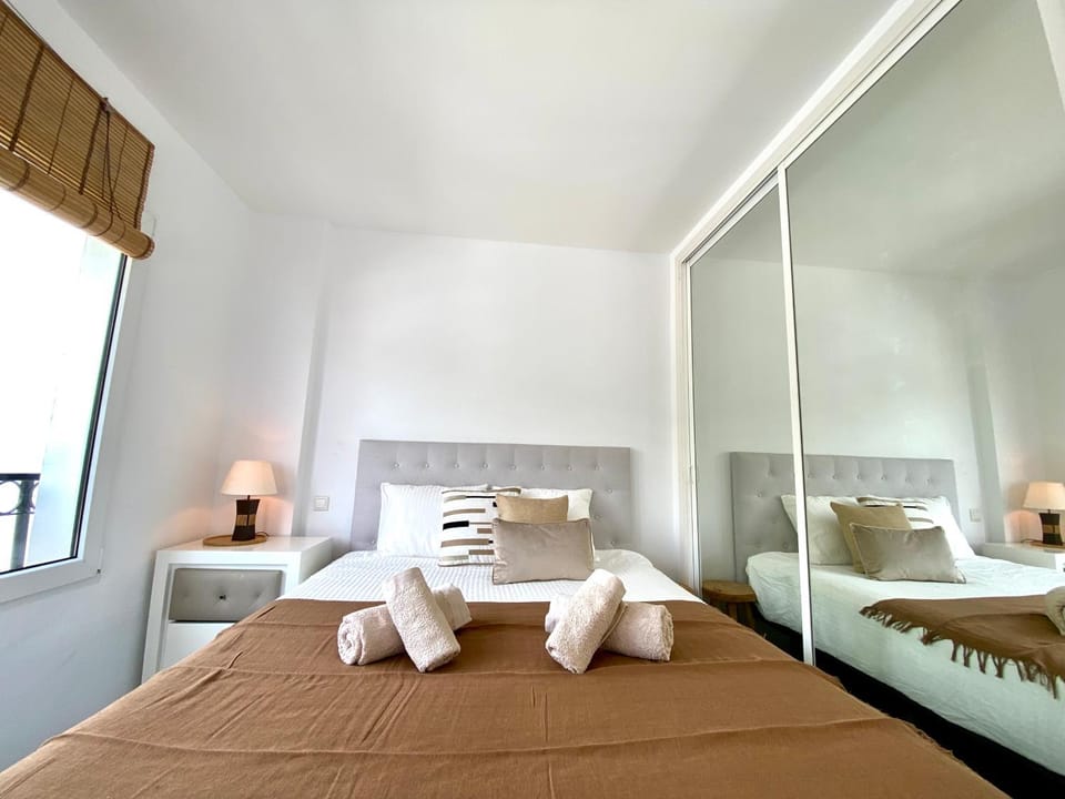 Bed, Photo of the whole room, towels, wardrobe