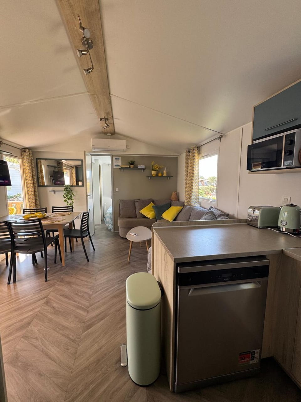 Kitchen or kitchenette, Living room, Seating area, Dining area, oven, stove