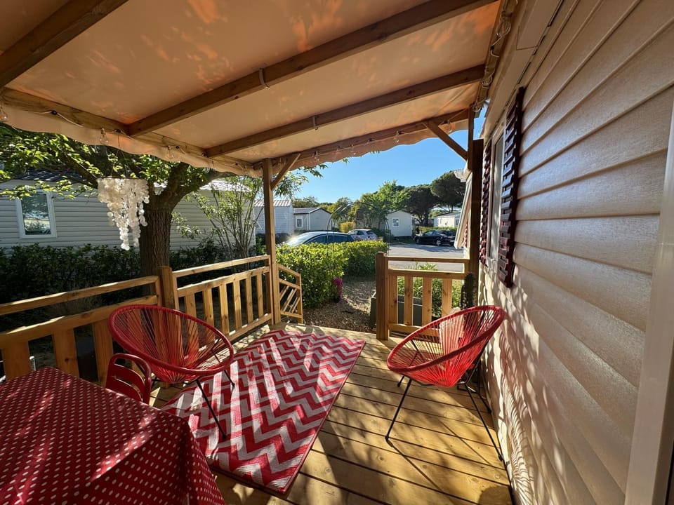 Bungalow 341, 6 à 8 pers, wifi, jardin, terrasse, Camping Siblu 4 étoiles le Lac des Rêves House in Lattes