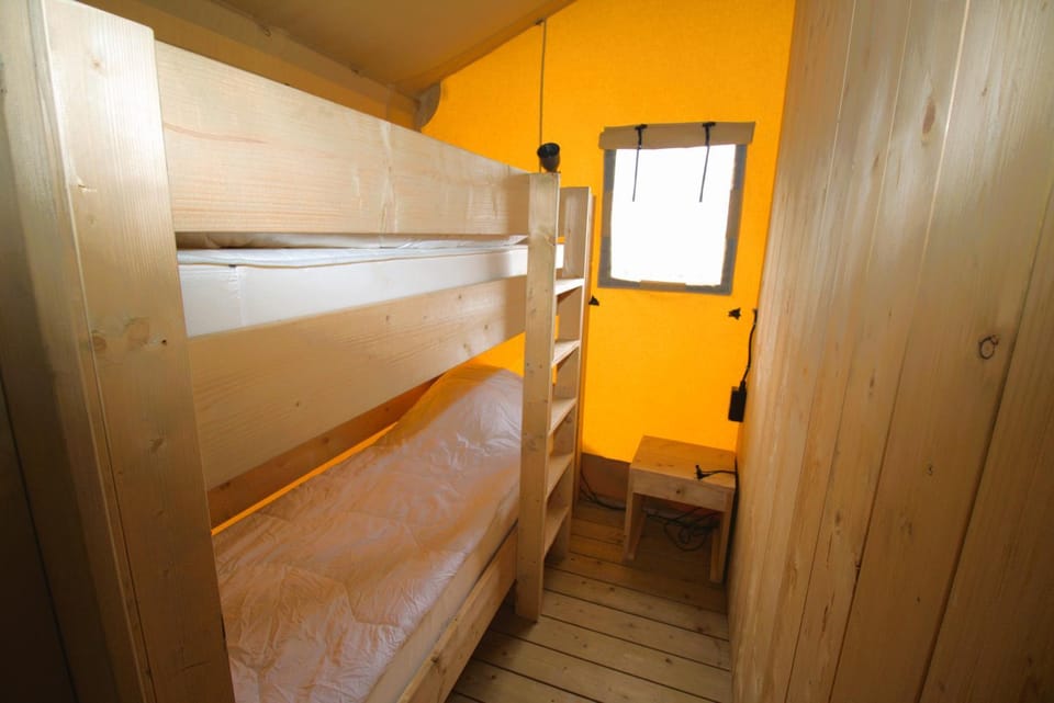 Glamping De Zuidvliet Nr 14 Luxury tent in Wolphaartsdijk