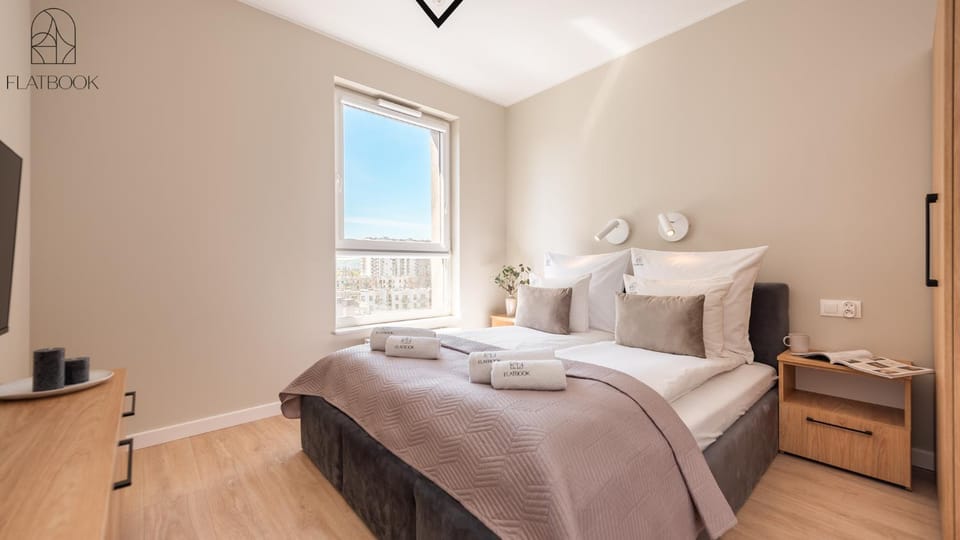 Bed, TV and multimedia, Photo of the whole room, Bedroom, towels