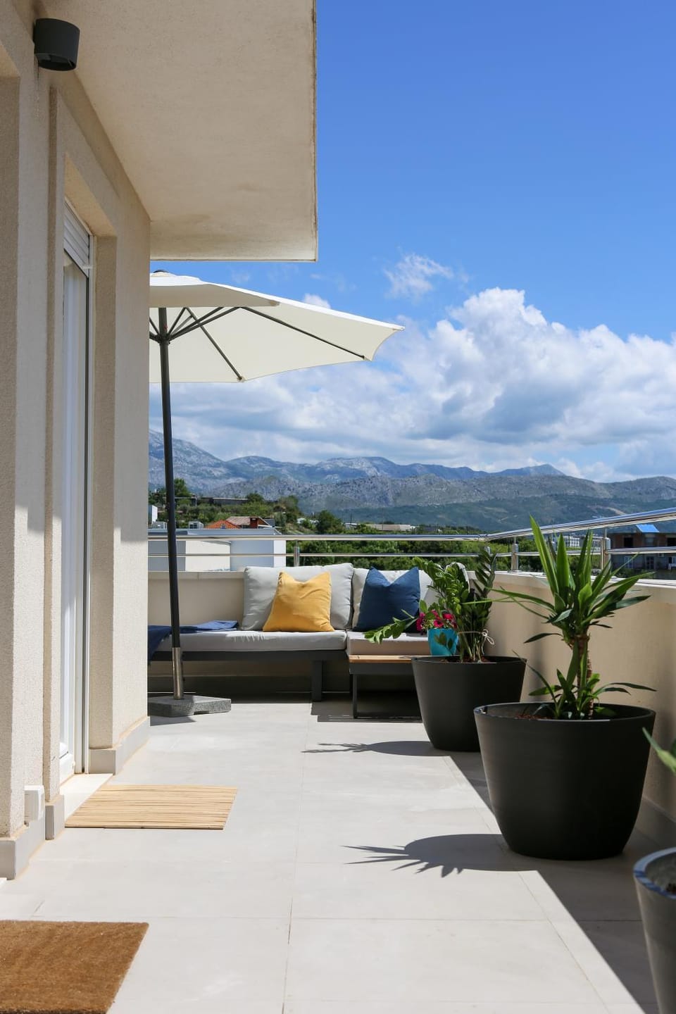 Balcony/Terrace, Mountain view