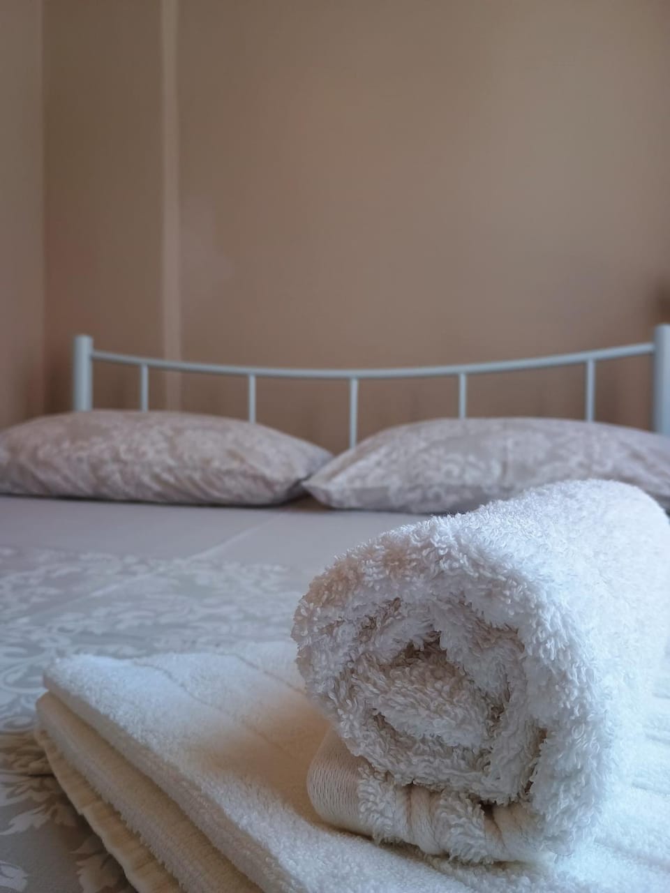 Bed, Bedroom, towels, towels