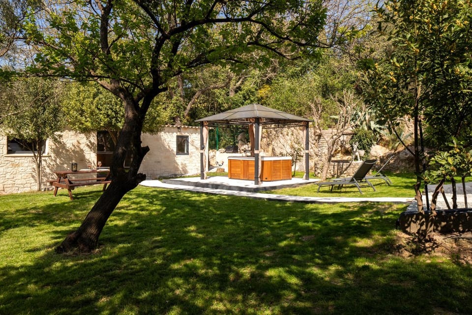 Garden, Hot Tub
