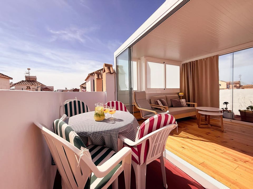 Balcony/Terrace, Living room, Quiet street view