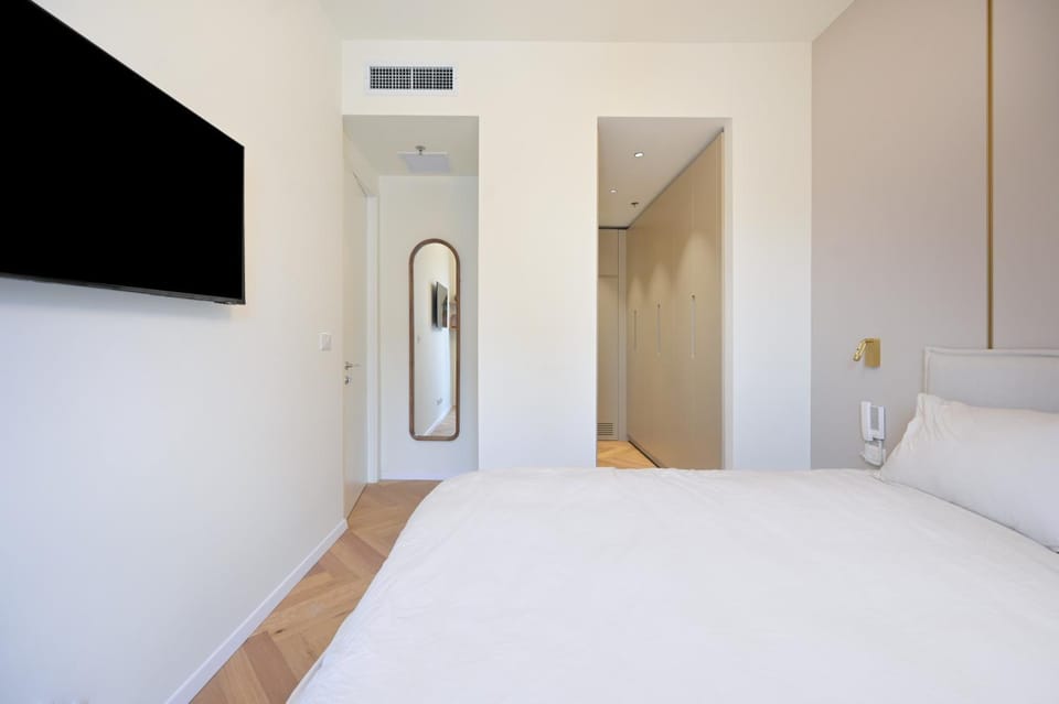 Bed, TV and multimedia, Bedroom