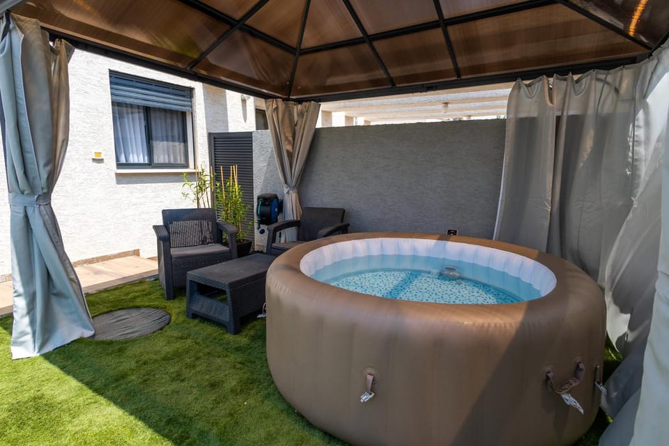 Garden, Hot Tub