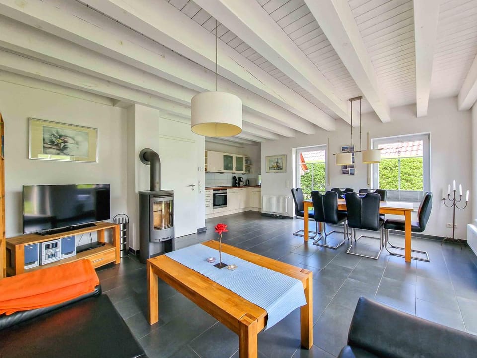 TV and multimedia, Kitchen or kitchenette, Living room, Dining area