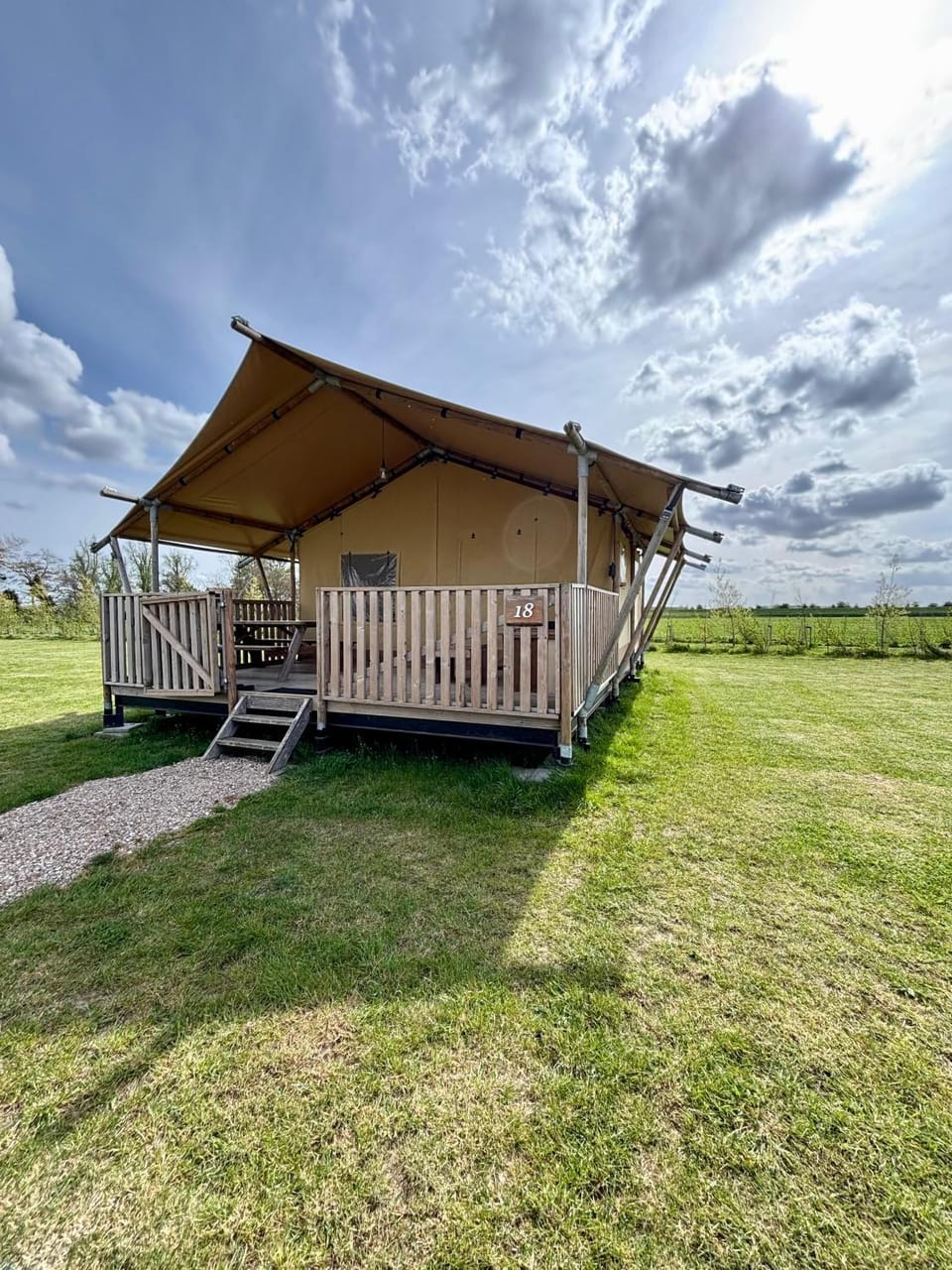 Glamping De Zuidvliet Nr 16 Luxury tent in Wolphaartsdijk