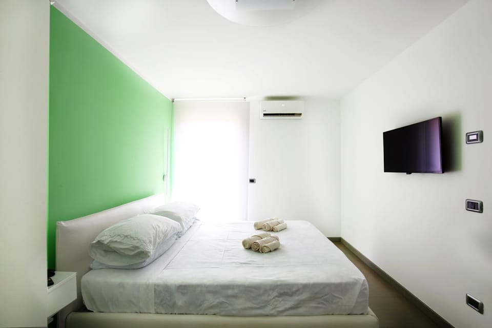 Bed, TV and multimedia, Photo of the whole room, Bedroom, towels, air conditioner