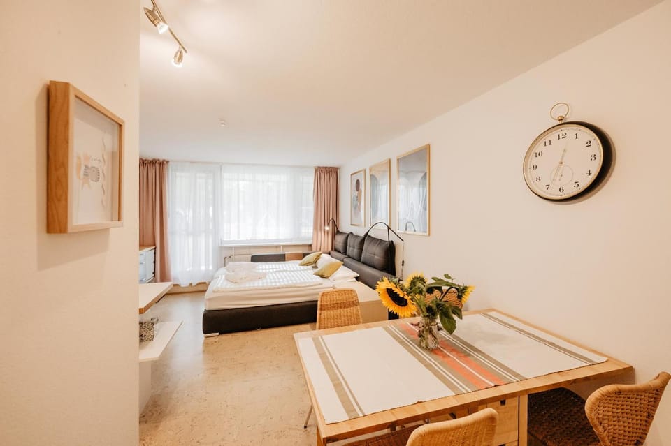 Bed, Living room, Photo of the whole room, Seating area, Dining area
