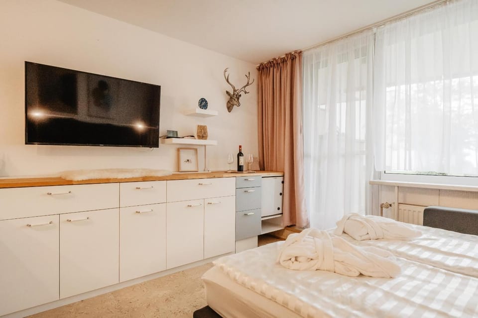 Bed, TV and multimedia, Photo of the whole room