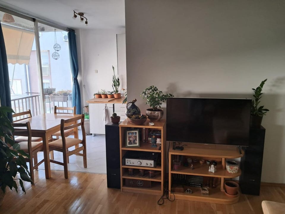Communal lounge/ TV room, TV and multimedia, Living room, Seating area, Dining area