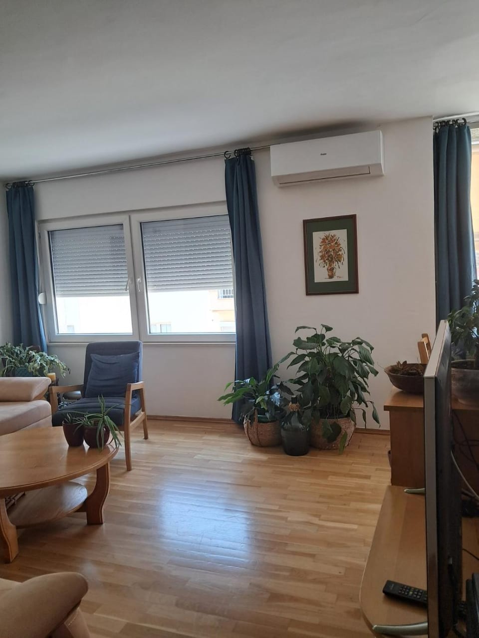 Living room, Seating area, air conditioner
