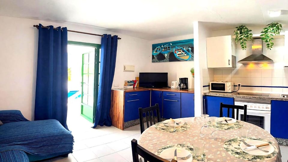 Restaurant/places to eat, TV and multimedia, Living room, kitchen