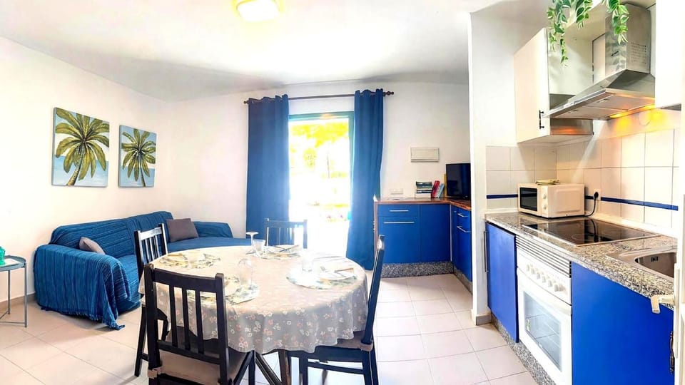 Restaurant/places to eat, TV and multimedia, Living room, kitchen