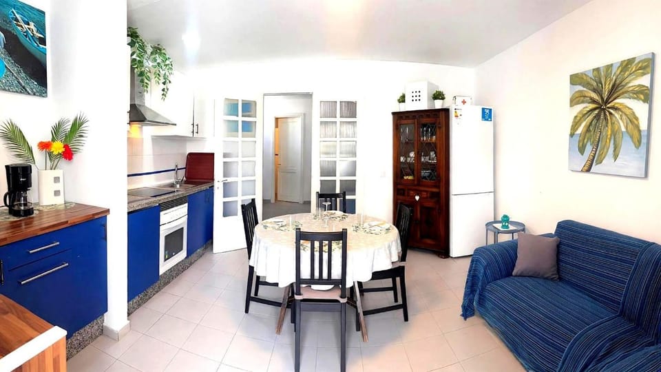 Restaurant/places to eat, Living room, internet, kitchen