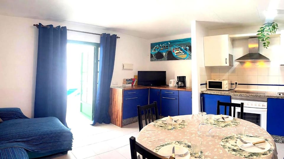 Restaurant/places to eat, TV and multimedia, Living room, kitchen