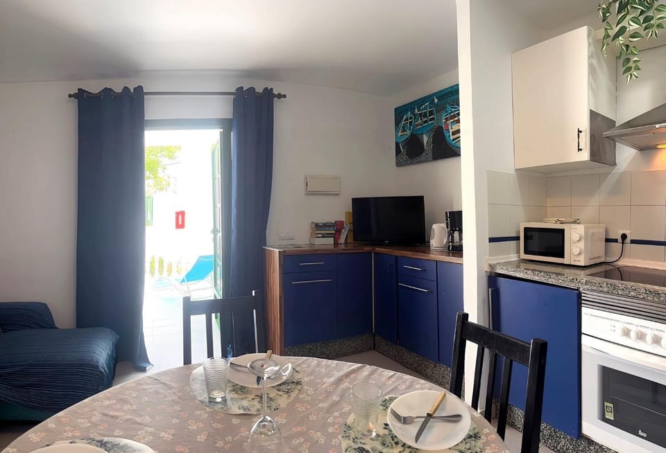 Decorative detail, Dining area, microwave, oven, kitchen