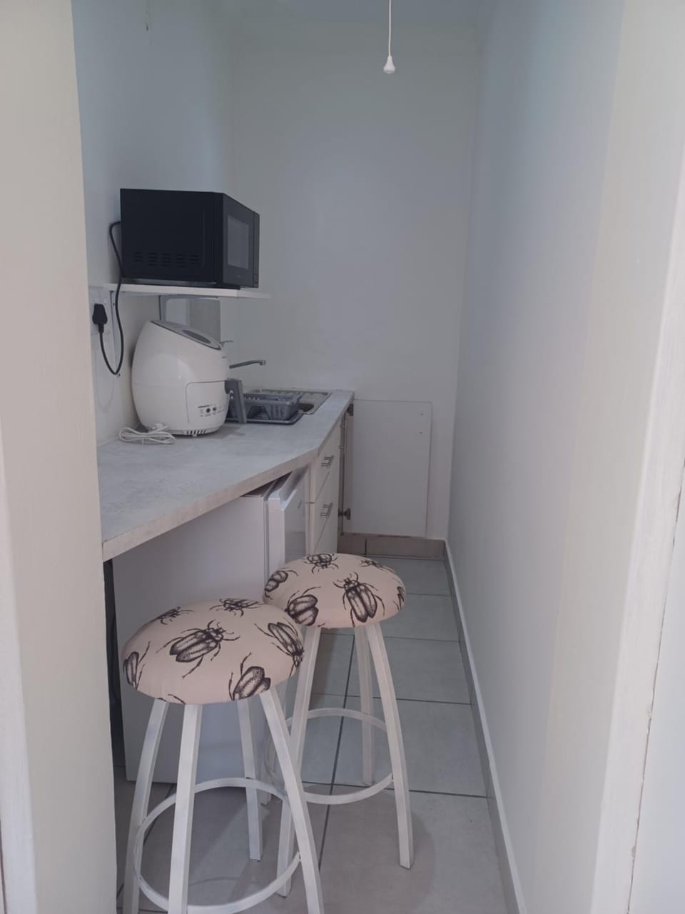 Kitchen or kitchenette, minibar