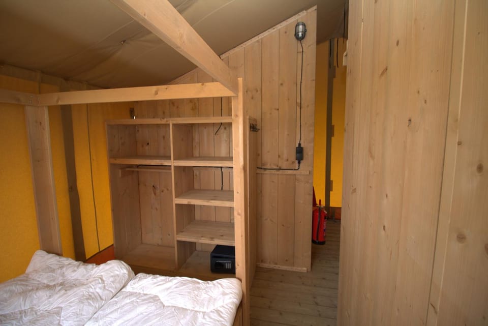 Glamping De Zuidvliet Nr 18 Luxury tent in Wolphaartsdijk