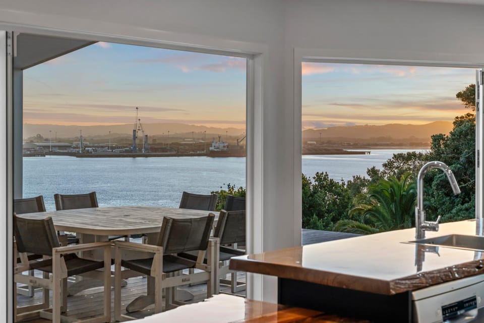 View (from property/room), Balcony/Terrace, Kitchen or kitchenette, Dining area, Sea view, Sunset