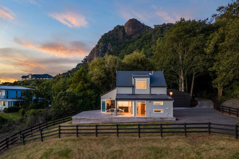 Reotahi Bolthole House in Auckland Region