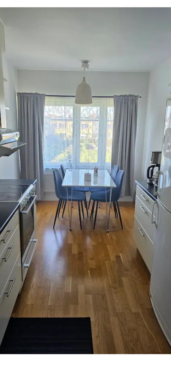 Kitchen or kitchenette, Dining area, minibar, oven, stove