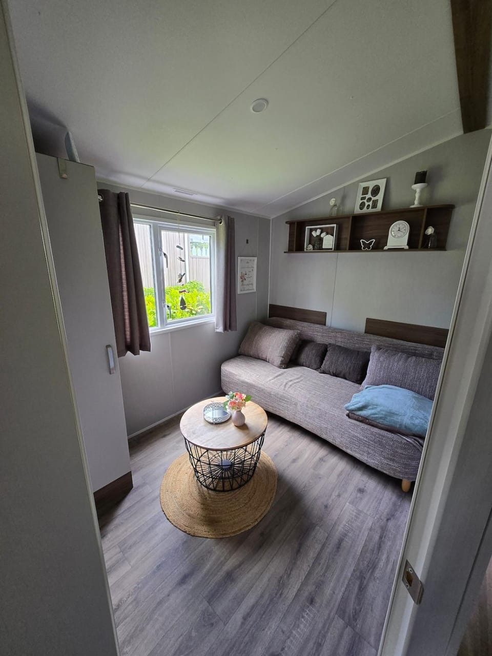 Bed, Photo of the whole room, Seating area